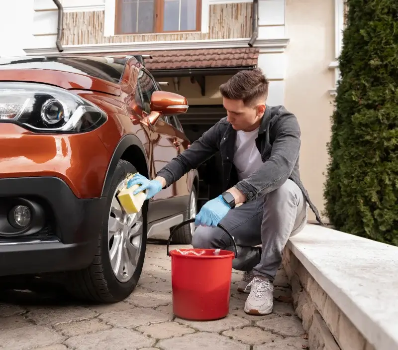 Lavage auto à domicile Saint-Laurent-des-Arbres : professionnel intervenant sur un véhicule
